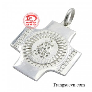 Với bộ cánh khoác trên người thời thượng kết hợp với chiếc mặt dây chuyền bạc cổ điển chất đến phát ngất chính là điểm nhấn trên tổng thể trang phục