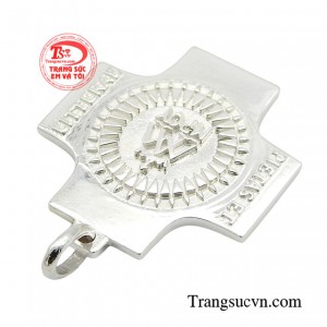 Vậy nên nếu bạn là một anh chàng cá tính thì bạn không nên bỏ qua sản phẩm này trong tủ đồ trang sức nam bằng bạc cho riêng mình.