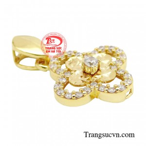 Không lấy làm lạ khi được rất nhiều quý cô lựa chọn trong phong cách thường ngày lẫn những dịp quan trọng.