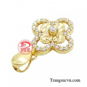 Chiếc mặt dây là món đồ trang sức giúp tăng thêm vẻ hoàn mỹ kiêu sa cho bất kỳ chị em nào sở hữu. 