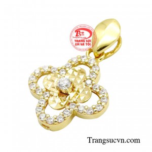 Sản phẩm được làm từ vàng 10k cùng những đường nét tinh tế, điểm xuyết nhẹ nhàng đá Cz chất lượng cao tạo nên một thiết kế sáng tạo, độc đáo và thời thượng.