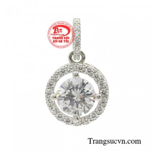 Mặt dây kiêu sa vàng trắng kiểu dáng thanh lịch tôn lên sự dịu dàng, tinh tế và phong cách phái đẹp.