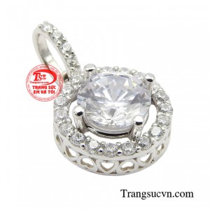 Một chiếc mặt dây xinh xắn chắc chắn sẽ khiến cô gái đó trở nên sang trọng và quý phái hơn. 