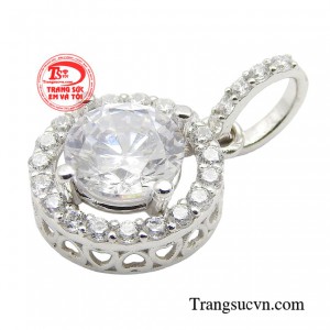 Đồng thời chiếc mặt dây gửi gắm một vẻ đẹp đầy nữ tính và rạng ngời