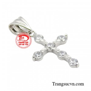 Bên khía cạnh tâm linh thì mặt thánh giá còn được coi như món phụ kiện thời trang trẻ trung, thời thượng và không bao giờ lỗi mốt. 