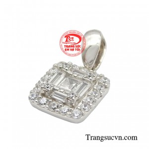 Sản phẩm mang thiết kế độc đáo tạo nên điểm nhấn giúp phái đẹp thêm phần tỏa sáng.