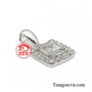 Chiếc mặt dây dễ dàng chinh phục các nàng bằng một thiết kế có phần lộng lẫy và kiều diễm, vừa mắt các quý cô luôn muốn là tâm điểm thu hút trong các đêm tiệc. 