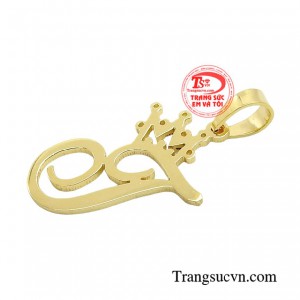 Chiếc mặt dây được thiết kế theo tên của người sở hữu, tạo nên món trang sức ý nghĩa giúp người đeo trở nên đặc biệt. 