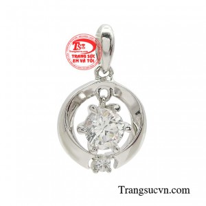 Mặt dây thời trang vàng trắng gây ấn tượng bởi thiết kế tinh giản, các đường nét hoạ tiết mềm mại kết hợp với đá Cz làm chủ đạo mang đến vẻ đẹp vượt thời gian