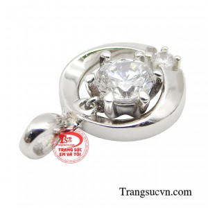 Sản phẩm sử dụng vàng trắng 18k sang trọng tạo nên điểm nhấn hoàn hảo trên gương mặt của mỗi chị em.