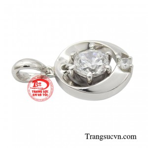 Chiếc mặt dây dễ dàng chinh phục làm hài lòng phái đẹp, và cũng là mảnh ghép mới cho diện mạo nàng thêm nổi bật.