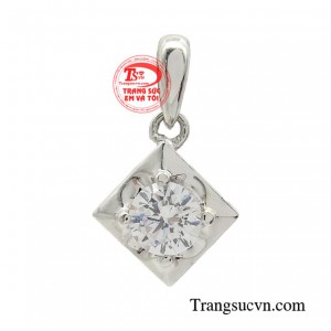 Mặt dây tinh tế vàng trắng được tối ưu để phù hợp với nhiều hoạt động và phối với đa dạng các kiểu dáng trang phục.