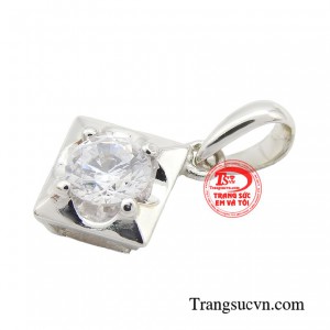 Có độ trong suốt, cắt mài hoàn hảo và tán sắc rực rỡ mang đến một vẻ đẹp cuốn hút, hiện đại và sang trọng.