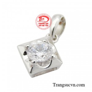 Hòa cùng nét đẹp rực rỡ ấy cùng vẻ đẹp tinh khiết và rực sáng của đá Cubic Zirconia lấp lánh trông như sương mai