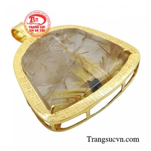 Bên cạnh đó, đeo mặt Phật bên mình để nhắc nhở con người điều chỉnh hành vi để sống thiện lương, từ đó cải biến vận mệnh, giúp bình an và may mắn cho gia chủ. 