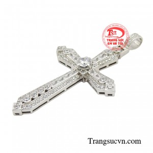 Mặt thánh giá vàng trắng đẳng cấp được làm từ vàng trắng 18k nổi bật mang phong cách sang trọng. 