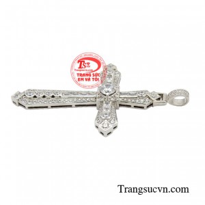 Vẫn là thiết kế theo phong cách cổ điển vốn có, nhưng mặt dây chuyền được cách tân hiện đại hơn với những họa tiết đính đá cầu kỳ. 