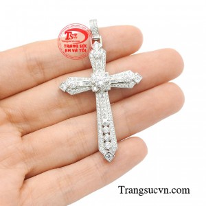 Chất liệu vàng lấp lánh càng làm nổi lên vẻ đẹp tinh tế đầy đẳng cấp của mặt dây chuyền.