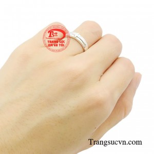 Tạo hình nhẫn bạc thánh giá toát lên sự tinh khôi, trơn mịn, thoát tục.