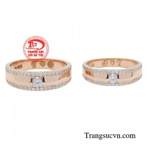 Cả hai chiếc nhẫn đều có thiết kế viền nhẵn đính kết đá gây ấn tượng nhờ sở hữu kiểu dáng hiện đại và thanh lịch. 