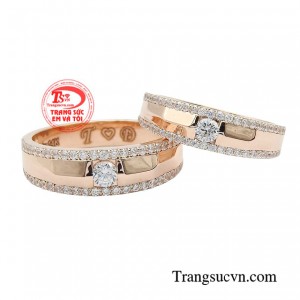 Nhẫn cưới vàng hồng hẹn ước là tín vật thể hiện mong muốn được gắn kết lâu dài với người mà mình yêu thương.