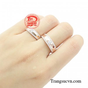 Khi đeo cặp nhẫn cưới trên tay, các cặp đôi sẽ thể hiện cho những người xung quanh biết được rằng họ là người đã có chủ, họ thuộc về nhau và không ai có thể khiến họ xa cách.