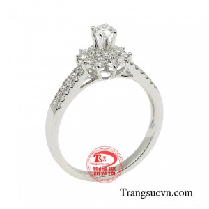 Nhẫn kim cương đài các với thiết kế cực kỳ tinh xảo, viên kim cương được đặt ngay tại vị trí trung tâm, khiến người đối diện không khỏi rời mắt.