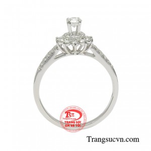 Sự lấp lánh của viên kim cương kết hợp cùng chất liệu vàng trắng 18k càng tôn lên sự sang trọng và quý giá của chiếc nhẫn.