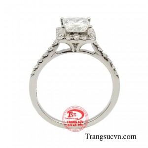 Sản phẩm mang trong mình diện mạo kiêu hãnh khi sử dụng những viên kim cương kết hợp nghệ thuật chế tác hoàn mỹ