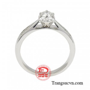 Được biết đến là loại đá quý hàng đầu trong các loại đá quý, Kim cương tỏa sáng rực rỡ và đầy giá trị luôn là món trang sức mơ ước của mọi cô gái.