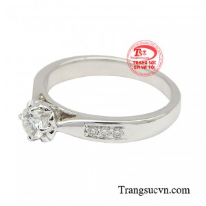 Để khẳng định được đẳng cấp và phong thái sang trọng, thời thượng của mình thì nàng không thể nào bỏ qua mẫu nhẫn kim cương thanh tú đầy lấp lánh.