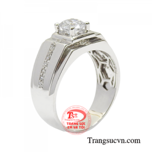 Nhẫn nam vàng trắng lãng tử dung hòa được nét lịch lãm vốn có bên trong và sự chỉn chu phong cách bên ngoài, giúp các quý ông trở nên lôi cuốn. 