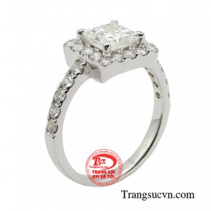 Nhẫn nữ kim cương thanh lịch sử dụng chất liệu chế tác từ vàng trắng 18k và kim cương đắt giá.