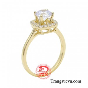 Nhẫn nữ quý cô duyên dáng được thiết kế kiểu dáng cổ điển dành riêng cho những cô gái yêu thích mẫu nhẫn trơn, ít đường nét cầu kỳ và ưa chuộng phong cách tối giản. 