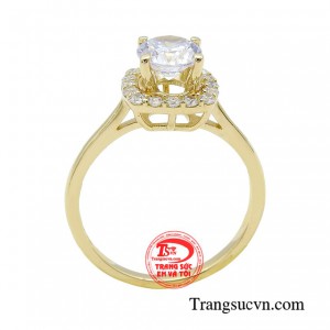 Chiếc nhẫn đặt viên đá chủ ở trung tâm có kích cỡ lớn được bao quanh bởi vòng đá lấp lánh tăng thêm vẻ sang trọng và xa hoa cho phái nữ