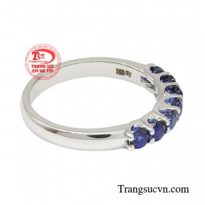 Nếu bạn đang muốn tìm một kiểu nhẫn thật sang trọng và cuốn hút thì mẫu nhẫn sapphire có màu xanh cực hiếm này sinh ra là để dành riêng cho bạn. 