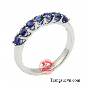 Nhẫn nữ sapphire thanh lịch mang đến hình ảnh một cô nàng thời thượng, hiện đại và phóng khoáng.