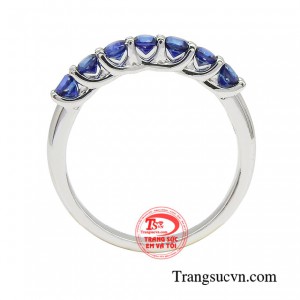 Chiếc nhẫn này được thiết kế khéo léo từ 7 viên đá sapphire cao cấp để tô điểm và làm nổi bật thêm cho đôi bàn tay của phái đẹp. 