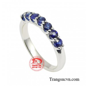 Nếu biết cách kết hợp khéo léo với trang phục cũng như những trang sức đi kèm khác thì dù ở bất cứ đâu, bạn cùng sẽ trở thành người nổi bật nhất.