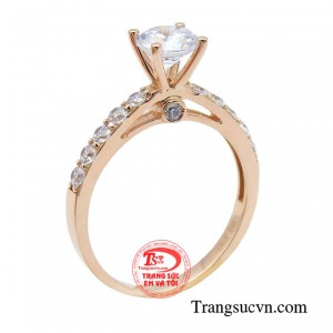 Nhẫn nữ vàng hồng đính ước là món quà đặc biệt mà phái mạnh muốn trao gửi đến người mình yêu thương.
