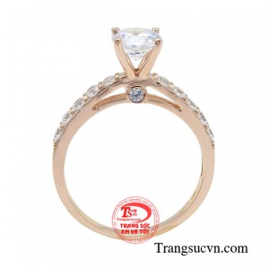 Chẳng cần lời nói hoa mỹ, chỉ một món quà nhỏ, một chút tinh tế từ chiếc nhẫn vàng hồng đính ước cũng đủ khiến các nàng phải loạn nhịp.