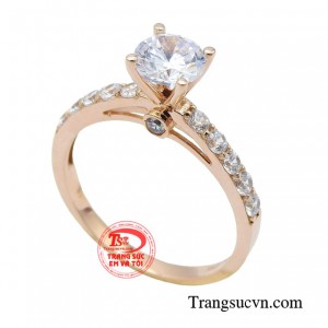 Chiếc nhẫn được nhập khẩu nguyên chiếc Italy cùng chất liệu vàng hồng 18k sở hữu thiết kế ổ đá cao, viên đá chủ được đặt ở chính giữa tạo cảm giác sáng bóng, lấp lánh đầy cuốn hút dành cho phái đẹp.