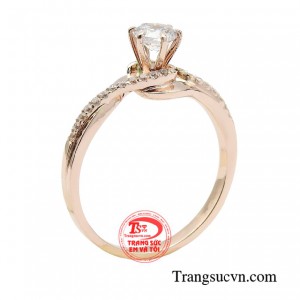 Nhẫn nữ vàng hồng thời thượng giúp phái đẹp luôn luôn xuất hiện một cách tự tin, khác biệt, khiến mọi người xung quanh phải ngưỡng mộ.