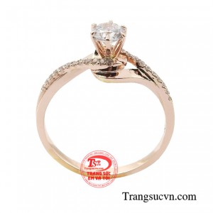 Không có gì là bí mật hay bùa mê, đơn giản là phái đẹp luôn biết cách nâng tầm trang phục với chiếc nhẫn vàng hồng tinh tế.