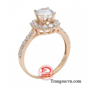 Nhẫn nữ vàng hồng thu hút là món trang sức phù hợp với các cô nàng muốn thể hiện sự sang trọng và kiêu sa.