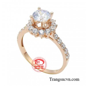 Chiếc nhẫn sở hữu thiết kế ổ đá cao, viên đá chủ được đặt ở chính giữa tạo hình bông hoa nở rộ đầy kiêu hãnh. 