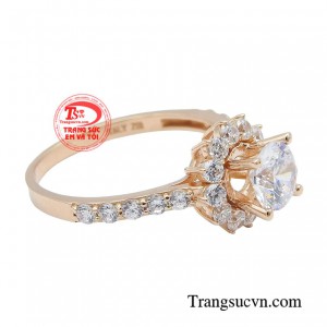 Chiếc nhẫn giúp nàng dễ dàng phối với nhiều phong cách trang phục khác nhau từ công sở thanh lịch cho đến những bữa tiệc cần sự sang trọng và đẳng cấp.