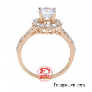 Bên cạnh đó, sản phẩm được chế tác từ vàng hồng 18k làm tăng độ sáng bóng và giúp viên đá chủ phản chiếu lấp lánh ánh sáng trắng thuần khiết. 