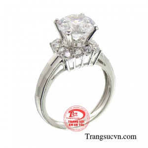 Nhẫn quý cô vàng trắng kiêu sa tỏa sáng như ánh nắng rực rỡ, tự tin thể hiện thần thái và tinh thần tươi mới.