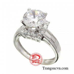 Chiếc nhẫn thể hiện sự tinh tế phản chiếu nét duyên dáng riêng biệt, đại diện cho nội tâm mỗi quý cô, khơi dậy vẻ đẹp tiềm ẩn, giúp chị em phái đẹp nổi bật trong từng khoảnh khắc.